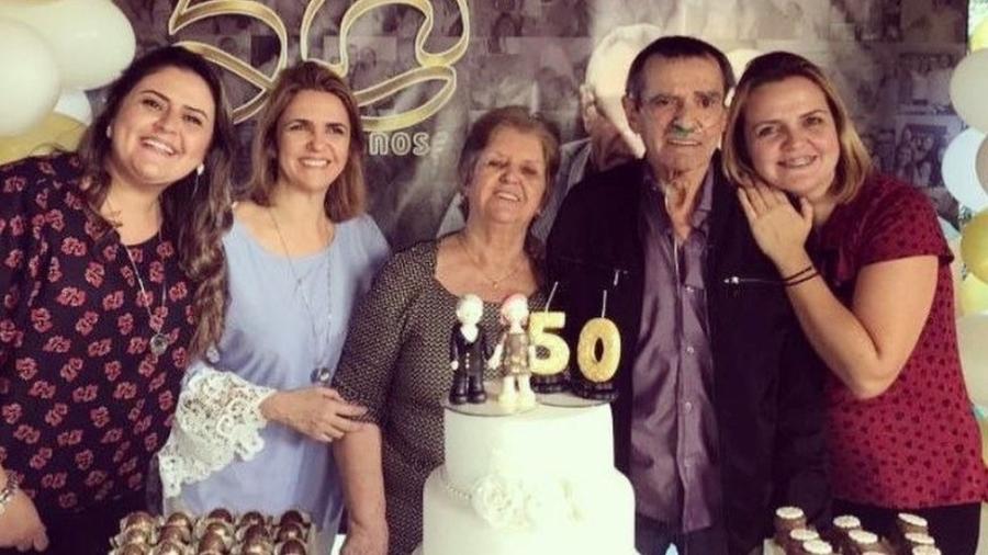 Irene (no centro), Norberto (à esquerda dela) e as três filhas: casal comemoraria 54 anos de união em maio - KATIA CASTILHO