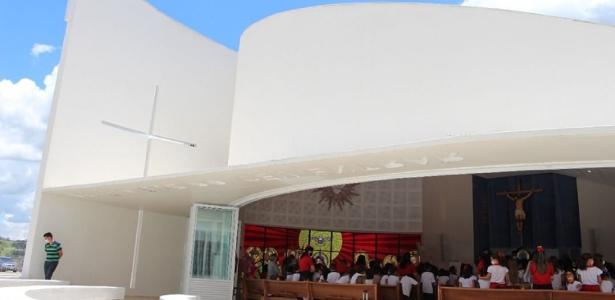 Escola diz que arco-íris, Che Guevara e unicórnio são símbolos antifamília - UOL Notícias