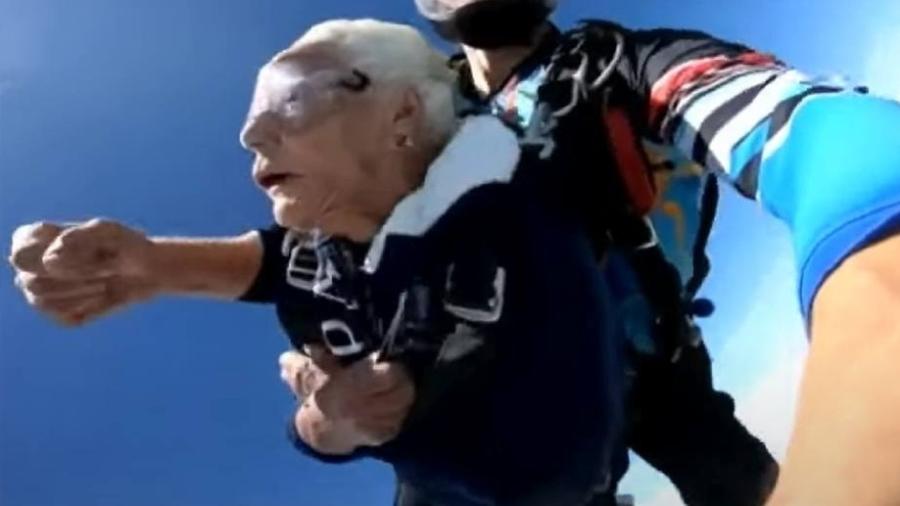 Ex-enfermeira prometeu aos amigos que pularia de paraquedas aos 100 anos de idade e cumpriu promessa - Reprodução/Youtube