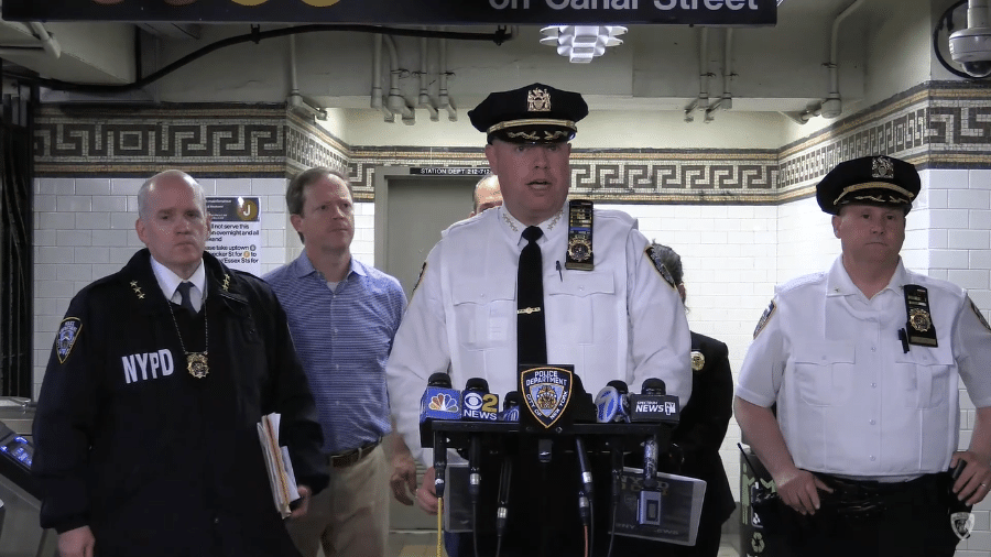 22.mai.22 - Polícia de Nova York comenta o assassinato de um homem em uma estação de metrô - Reprodução / YouTube
