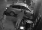 Motorista embriagada invade bar com carro e atropela namorado em MG; veja - Reprodução/Youtube