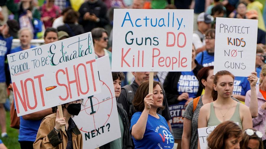 Pessoas participam da manifestação "Marcha por Nossas Vidas" contra a violência armada ontem, em Washington - REUTERS/Joshua Roberts