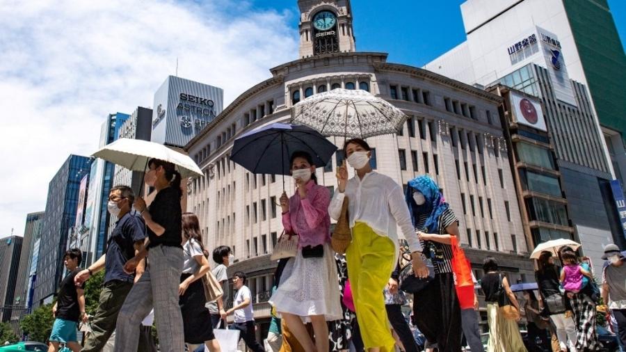 Pedestres no distrito de Ginza, em Tóquio, em 26 de junho de 2022 - PHILIP FONG/AFP
