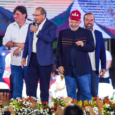 O ex-governador Geraldo Alckmin (PSB) e o ex-presidente Lula (PT) em comício em Belo Horizonte - FáBIO BARROS/AGÊNCIA F8/ESTADÃO CONTEÚDO