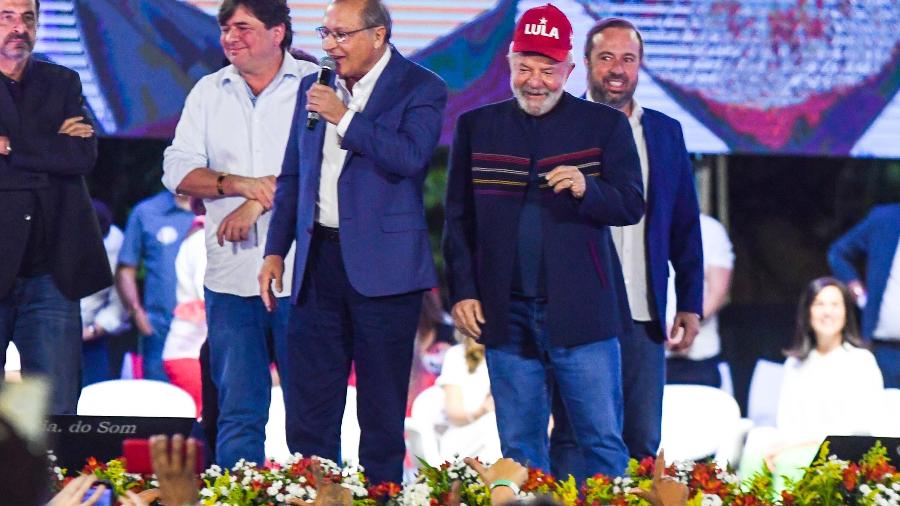 O ex-governador Geraldo Alckmin (PSB) e o ex-presidente Lula (PT) em comício em Belo Horizonte - FáBIO BARROS/AGÊNCIA F8/ESTADÃO CONTEÚDO