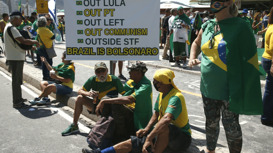 Cartaz em inglês contra Lula e o comunismo em manifestação de 7 de setembro de 2022 no Rio - Júlio César Guimarães/UOL