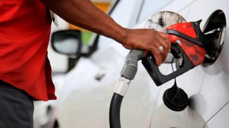 Preço da gasolina vendida nos postos do país está em alta há duas semanas consecutivas - GETTY IMAGES