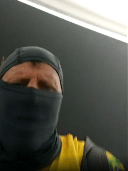 Bolsonarista veste balaclava e comemora invasão - Reprodução