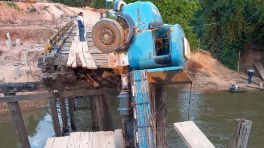 Caminhão fica pendurado após ponte ceder no interior do Pará