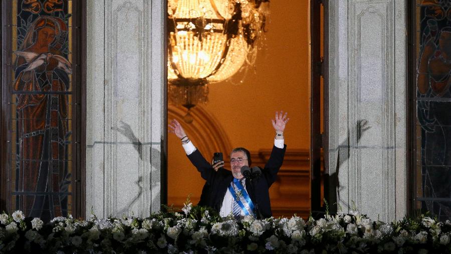 15.jan.24 - O presidente da Guatemala, Bernardo Arevalo, gesticula na varanda do Palácio Nacional na Cidade da Guatemala