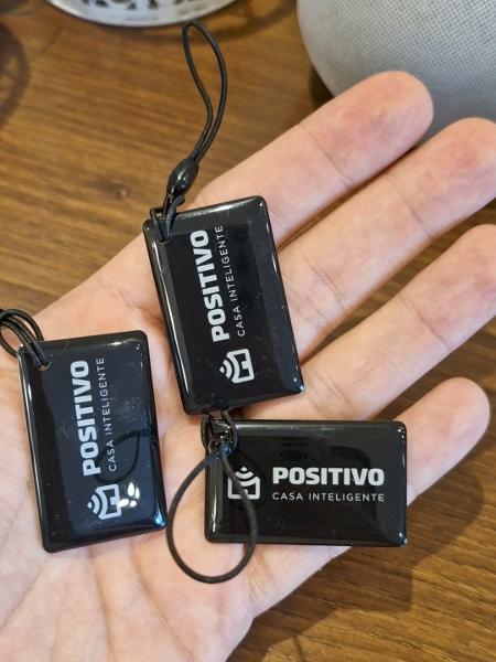 Tags que acompanham a fechadura eletrônica Smart Wi-Fi, da Positivo