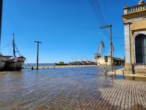 Águas que inundaram Porto Alegre chegam a outros municípios do RS