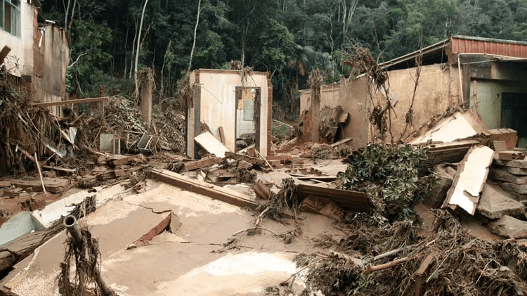 Casa completamente destruída em Petrópolis