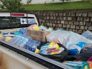 Voluntários fazem carreata de 4 horas para ajudar vítimas das enchentes