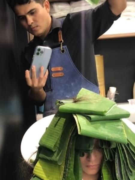 Cabeleireiro Josué de Castro Neto trocou alumínio por folha de bananeira na hora de descolorir cabelo