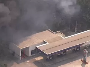 Incêndio em mata se aproxima de posto de gasolina na zona norte de SP 