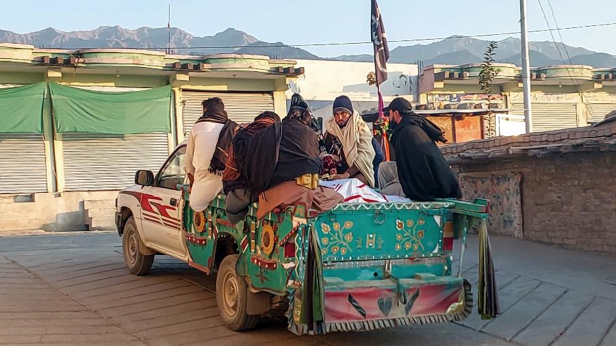 Parentes transportam o cadáver de uma vítima morta em ataques sectários no distrito de Kurram