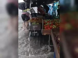 Chuva alaga cidades da Bahia; Salvador tem alerta de perigo