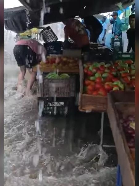 Chuva forte causa enxurrada em feira livre de Livramento de Nossa Senhora (BA)