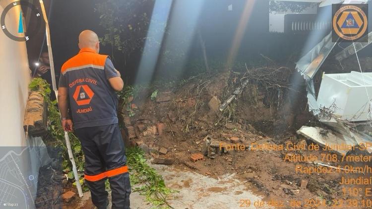 Casa desabou parcialmente em Jundiaí deixando três desabrigados