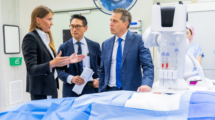 Da esquerda para a direita: Joanneke Maitz, o deputado Jason Yat-Sen Li e Ryan Park durante visita à Unidade de Queimados Da esquerda para a direita: Joanneke Maitz, o deputado Jason Yat-Sen Li e Ryan Park durante visita à Unidade de Queimados