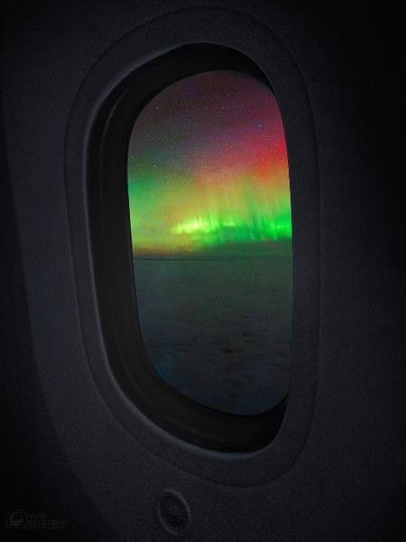 Passageiro registrou auroras austrais pela janela do avião enquanto voava de Melbourne para Santiago Passageiro registrou auroras austrais pela janela do avião enquanto voava de Melbourne para Santiago