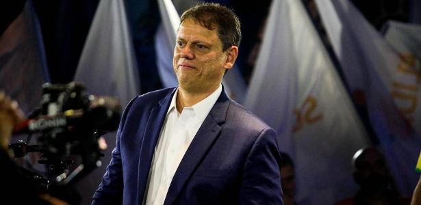 Tarcísio ama Bolsonaro, mas não o filho Flávio, avalia cientista político