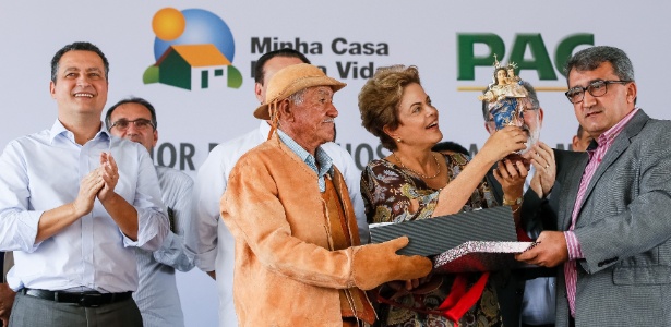 Dilma recebe santa em evento em Juazeiro (BA) - Roberto Stuckert Filho/PR