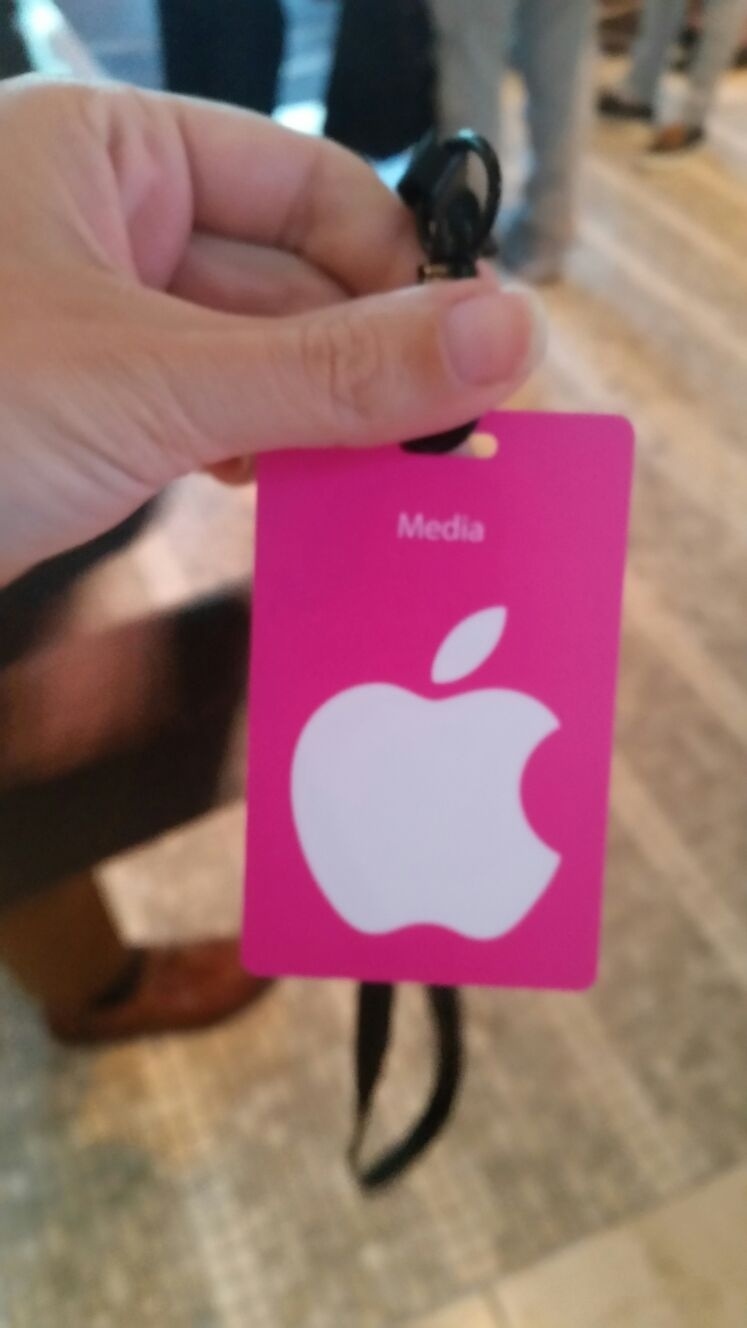 9.set.2015 - Credencial garante o livre acesso ao auditório Bill Graham Civic, na Califórnia (EUA), em que acontece a conferência anual da Apple. No evento, a empresa deve lançar os novos iPhones, além de um iPad maior, uma nova versão do Apple TV, bem como outros serviços