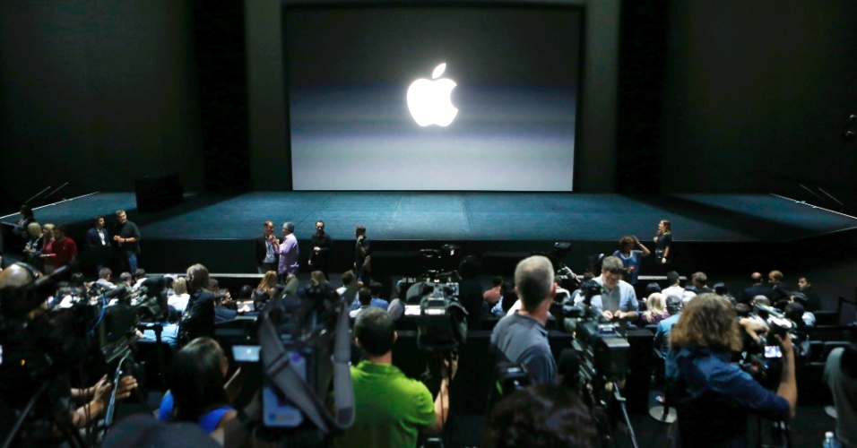 9.set.2015 - Imprensa aguarda início da conferência anual da Apple no auditório do Bill Graham Civic, em San Francisco, Califórnia (EUA)
