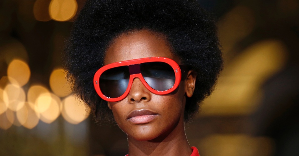5.out.2015 - Óculos escuros vermelhos chamam atenção durante desfile da estilista Stella McCartney em Paris, na França