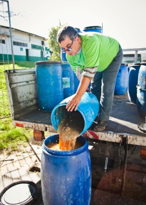 Homem recolhe óleo usado, em Santa Catarina - Divulgação ReÓleo