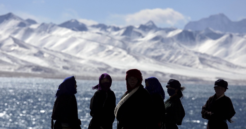 18.nov.2015 - Tibetanos visitam o lago Namtso, que fica na região autônoma do Tibet, na China
