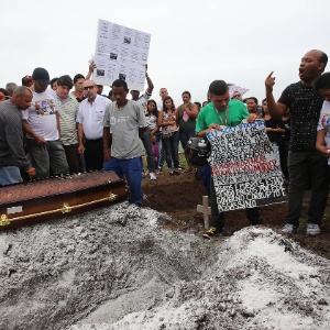 O corpo de Wesley Rodrigues, 25, um dos jovens mortos pelos PMs, foi enterrado nesta segunda (30) - Júlio César Guimarães/UOL
