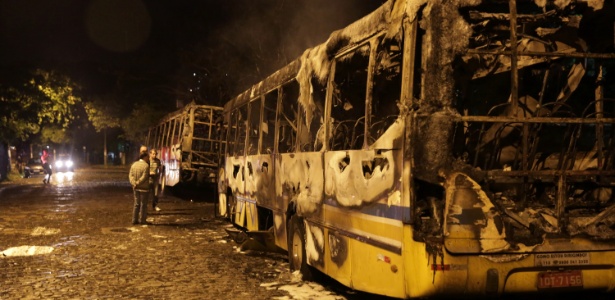 Ônibus queimados na zona sul de Porto Alegre na madrufada de quarta-feira (2) - André Ávila/Agência RBS/Estadão Conteúdo