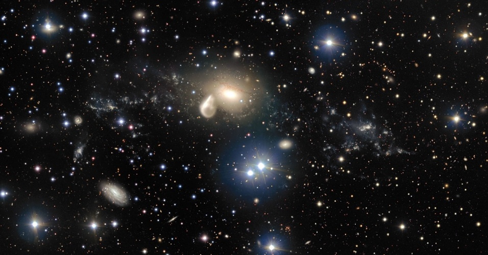 9.dez.2015 - Imagem obtida pelo instrumento FORS, do Very Large Telescope do ESO, instalado no Observatório do Paranal, no deserto do Atacama (Chile), mostra a galáxia NGC 5291, situada a quase 200 milhões de anos-luz de distância na constelação do Centauro. Há cerca de 360 milhões anos, ela se envolveu em uma colisão com outra galáxia, que resultou na ejeção de enormes quantidades de gás para o espaço próximo e, posteriormente, na formação de um anel em torno da galáxia. Esse material deu origem a formação estelar e a várias galáxias-anãs. Pensa-se que a Via Láctea, como todas as galáxias grandes, se formou nos primórdios do Universo a partir da fusão de várias galáxias anãs menores