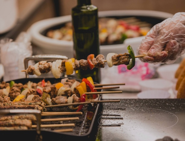 Espetinhos de soja são exibidos em açougue vegano no Brasil - Divulgação