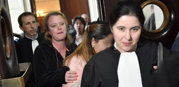 11.mai.2017 - Uma das vítimas (de blusa clara) chega ao tribunal para processo contra princesas dos Emirados Árabes Unidos, em Bruxelas, Bélgica - Dirk Waem/ Belga via AFP