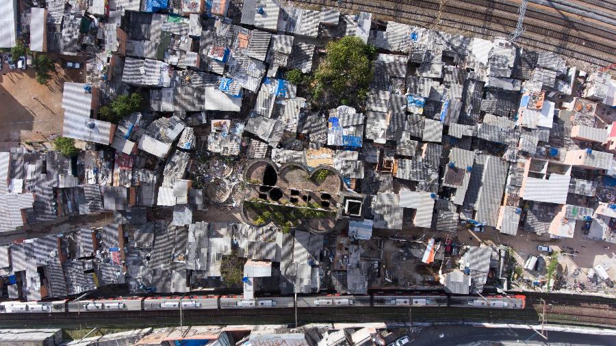 Vista aérea da favela do Moinho, em São Paulo, um dos sete territórios explorados na peça "Guerra" - Joel Silva/Folhapress