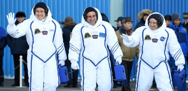 O astronauta Norishige Kanai (esq.) chegou à ISS em dezembro para uma missão de seis meses - Kirill Kudryavtsev/Reuters