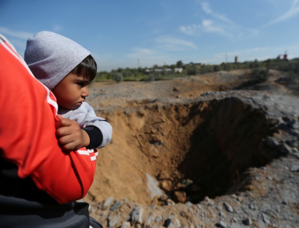 18.mar.2018 - Menino palestino observa local de ataque aéreo de Israel no sul da Faixa de Gaza - Ibraheem Abu Mustafa/ Reuters