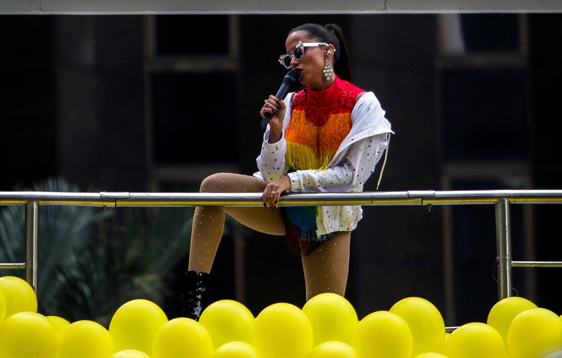 3.jun.2018 - A cantora Anitta participa da 22ª Parada do Orgulho LGBT que acontece neste domingo (3) em São Paulo. Junto com a Pabblo Vittar, Anitta era uma das atrações mais esperadas do evento - AFP Photo/Miguel Schincariol