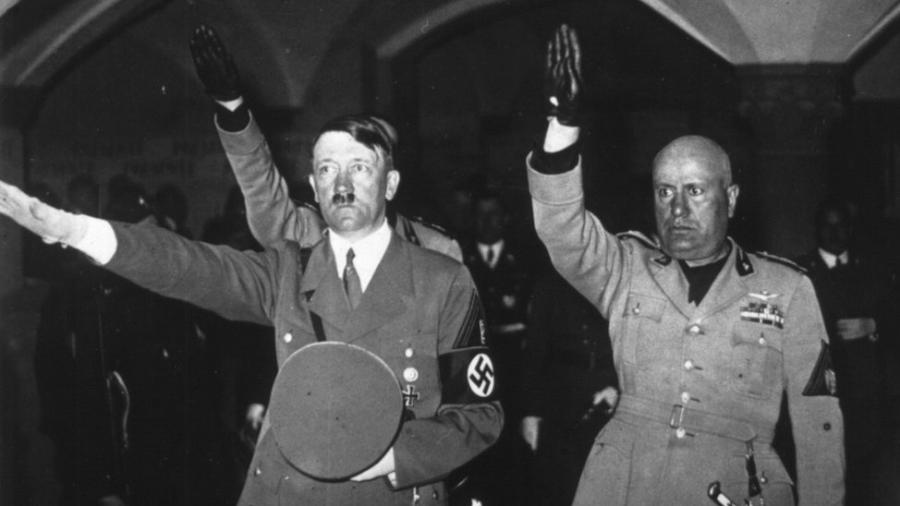 Hitler e Mussolini fazendo saudação nazi-fascista, em foto de 1938; para pesquisador do fascismo, o maior perigo atual é "a democracia que se suicida" - Getty Images