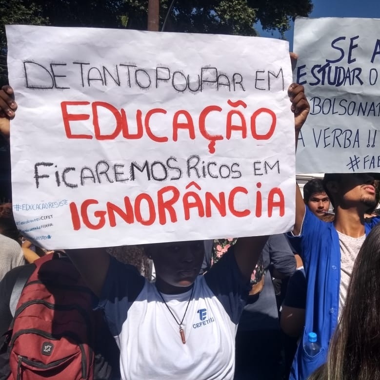 No Rio, estudantes protestam contra Bolsonaro e cortes na educa&ccedil;&atilde;o -  06/05/2019 - UOL Educa&ccedil;&atilde;o