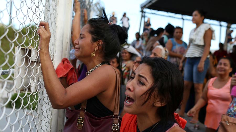 Parentes de detentos do Compaj, em Manaus, se desesperam em busca de notícias após massacre; para socióloga, sociedade não tem empatia pela população carcerária - Bruno Kelly/Reuters