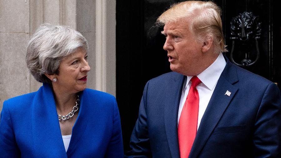 4.jun.2019 - Presidente dos Estados Unidos, Donald Trump, conversa com a primeira-ministra do Reino Unido, Theresa May, em frente ao número 10 da Downing Street, em Londres - Niklas Halle"n/AFP