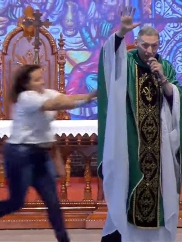 Padre Marcelo Rossi é empurrado do palco por mulher em missa em Cachoeira Paulista (SP)