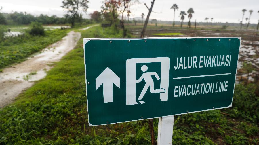 Placa indica rota de fuga na Indonésia em caso de tsunami - Jorge Silva/Reuters