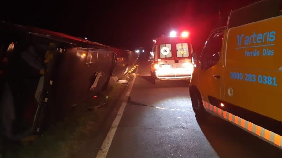 Trabalhos de resgate após ônibus tombar na Rodovia Fernão Dias com 44 passageiros - Redes sociais