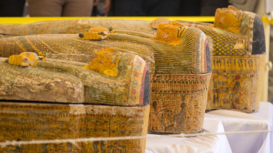 Trinta sarcófagos de madeira pintada foram encontrados no sul do Egito - KHALED DESOUKI/AFP